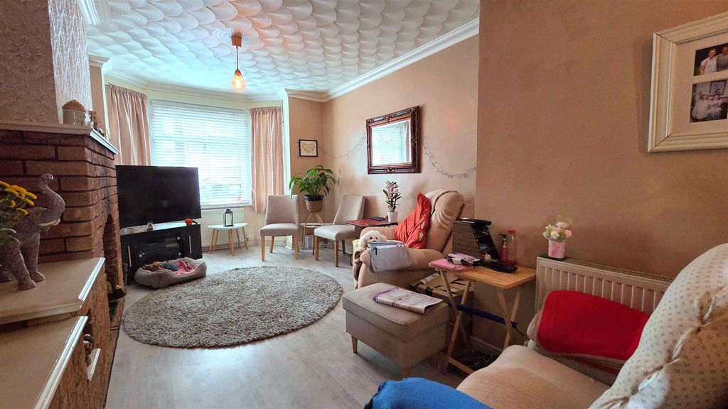 Property photo 2 of 11 Lounge