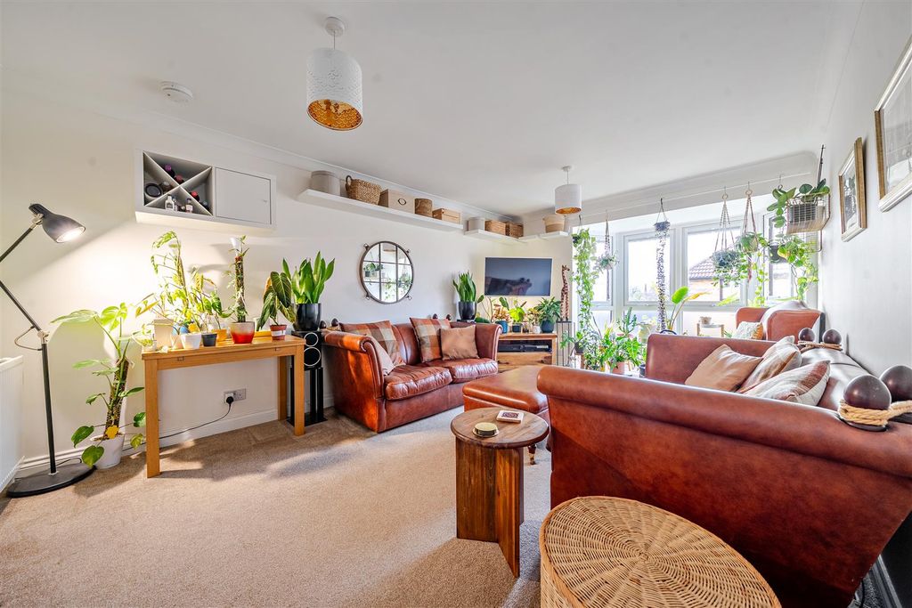 Property photo 2 of 15 1374975-9-690361067B49d.Jpg