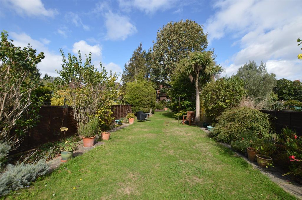Property photo 3 of 13 16 Park Road Gdn.Jpg