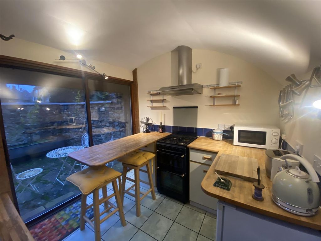 Property photo 3 of 7 Kitchen