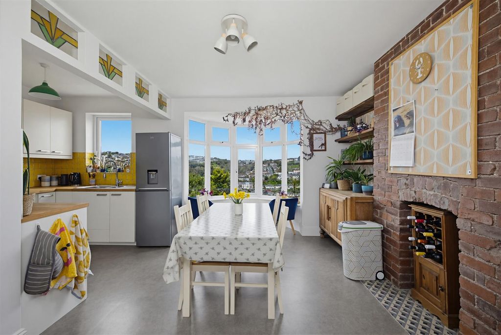 Property photo 2 of 29 Diner/Kitchen