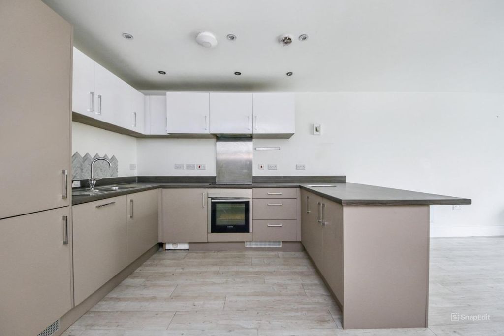 Property photo 2 of 11 6 Paris Court Stoke-On-Trent, Staffordshire, St1 3Gj