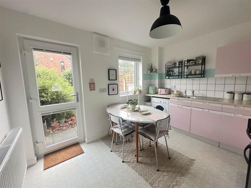 Property photo 2 of 20 Dining Kitchen