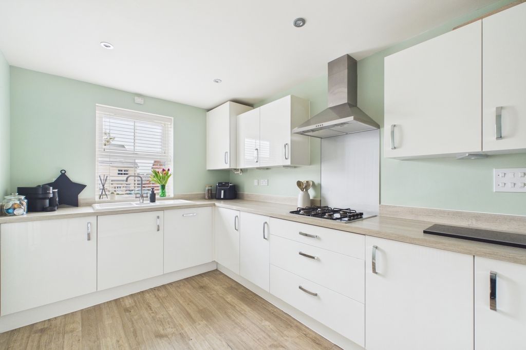 Property photo 3 of 12 Kitchen