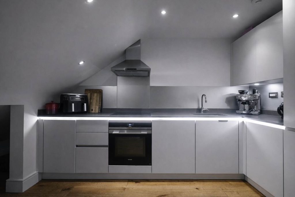 Additional image 4 of 2 bed penthouse for salePenthouse Apartment, Share Of Freehold, 999 Year Lease, Parkgate House, Great North Road, Hatfield AL9