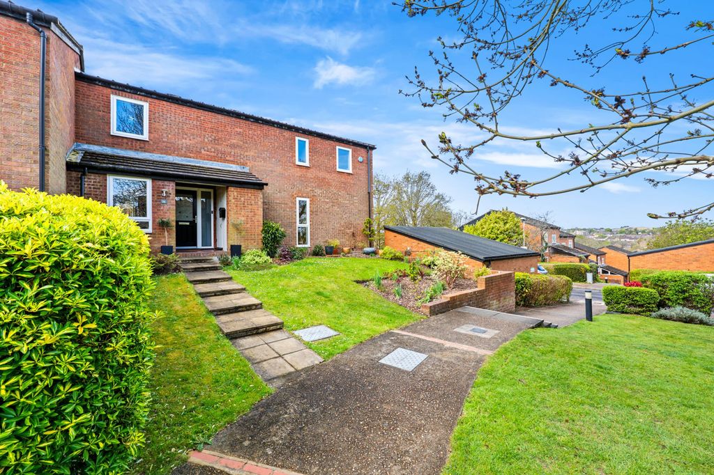 Property photo 2 of 32 Front Garden