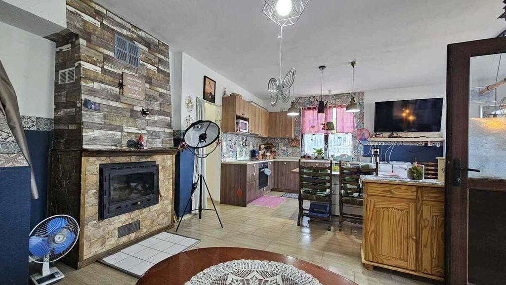 Property photo 2 of 21