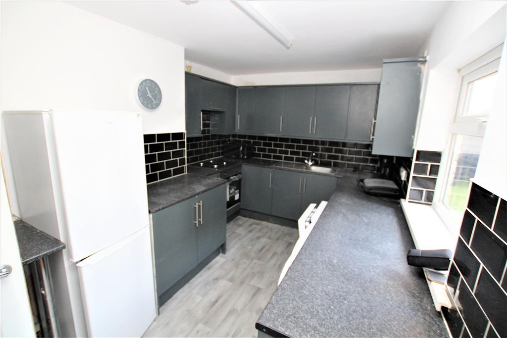 Property photo 2 of 14 Kitchen.Jpg