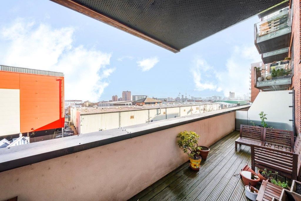 Property photo 3 of 11 Balcony