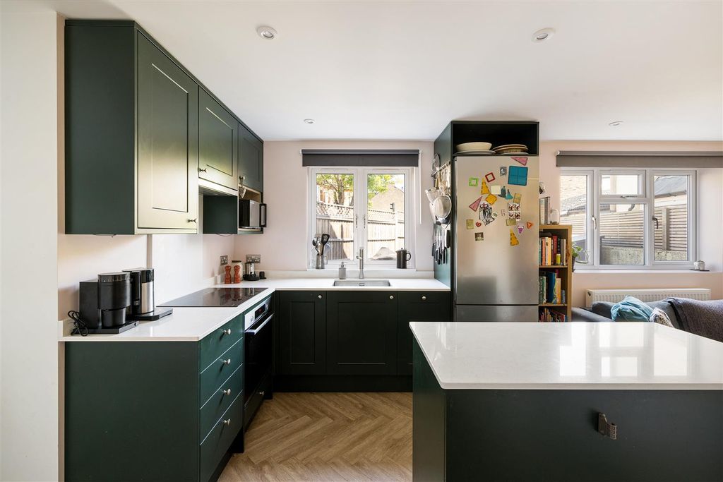 Property photo 1 of 21 Dames Road, E7
