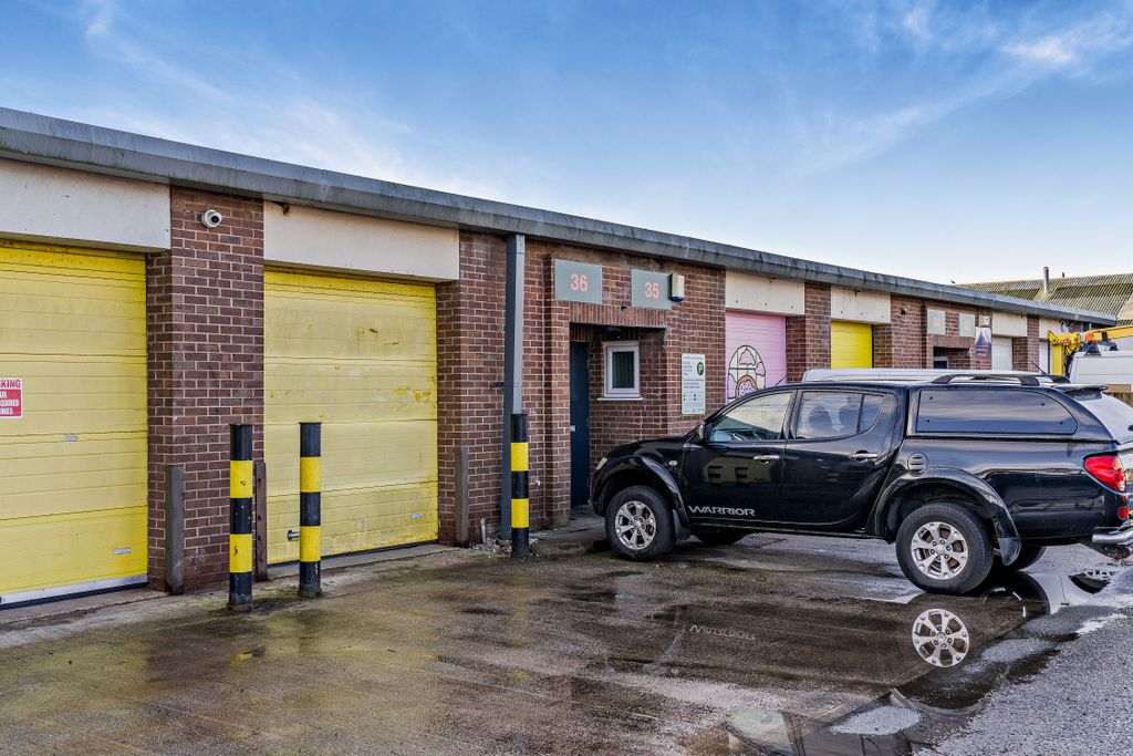 Property photo 3 of 4 8678413-Exterior03-800