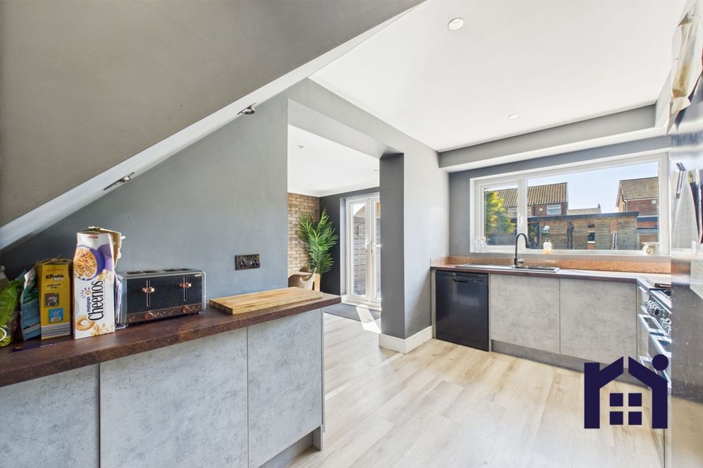 Property photo 3 of 27 Kitchen