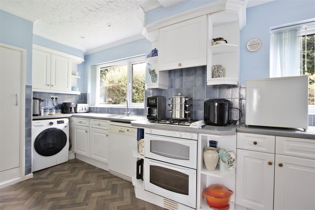 Property photo 3 of 14 Breakfast Kitchen