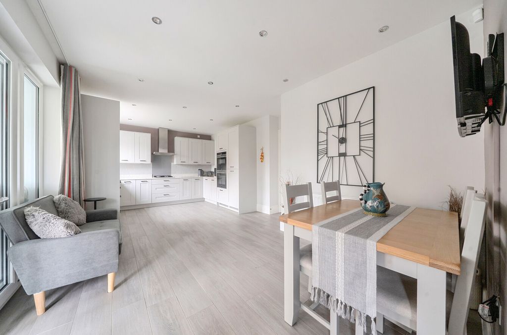 Property photo 2 of 19 152985312