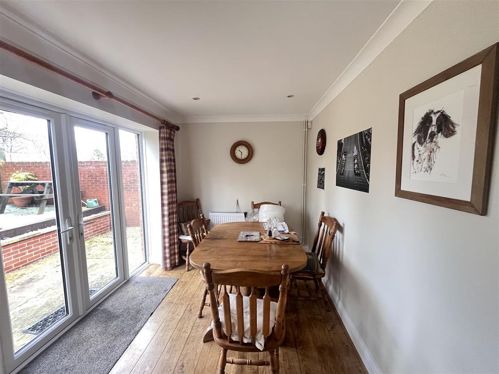 Property photo 3 of 11 Dining Area