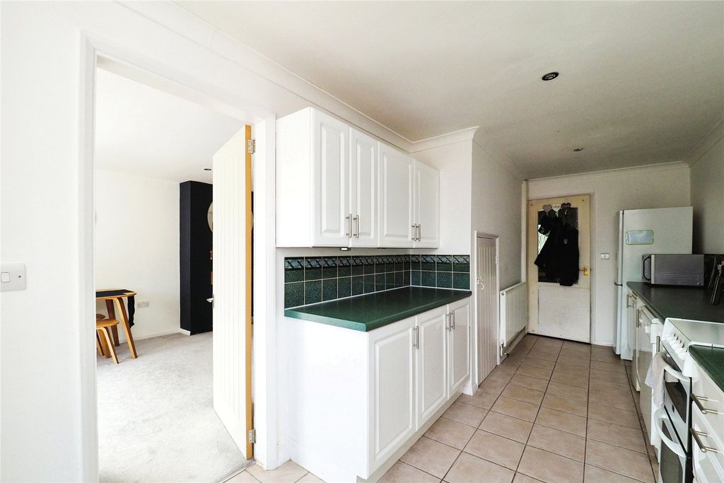 Property photo 3 of 16 Fitted Kitchen