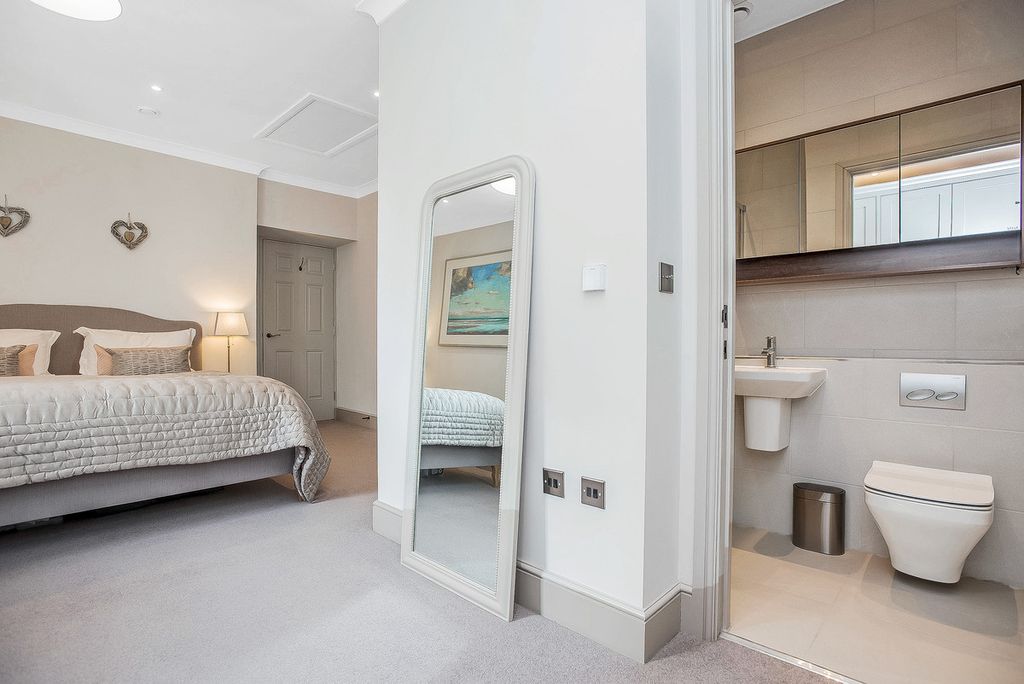 Property photo 3 of 32