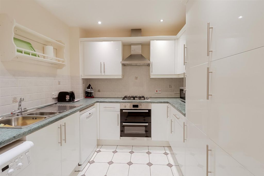 Property photo 2 of 18 2-Bed-2-Bath-Central-Cheltenham (18).Jpg
