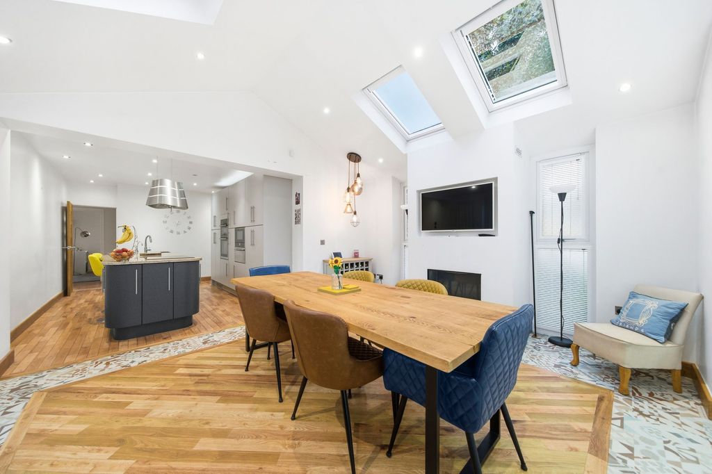 Property photo 2 of 31