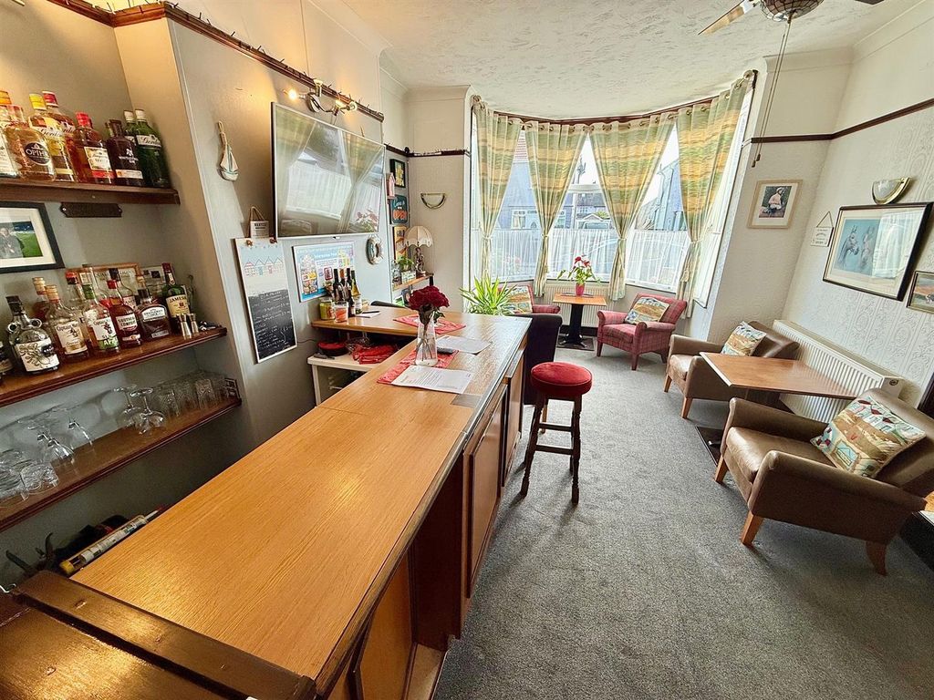 Property photo 2 of 42 Lounge