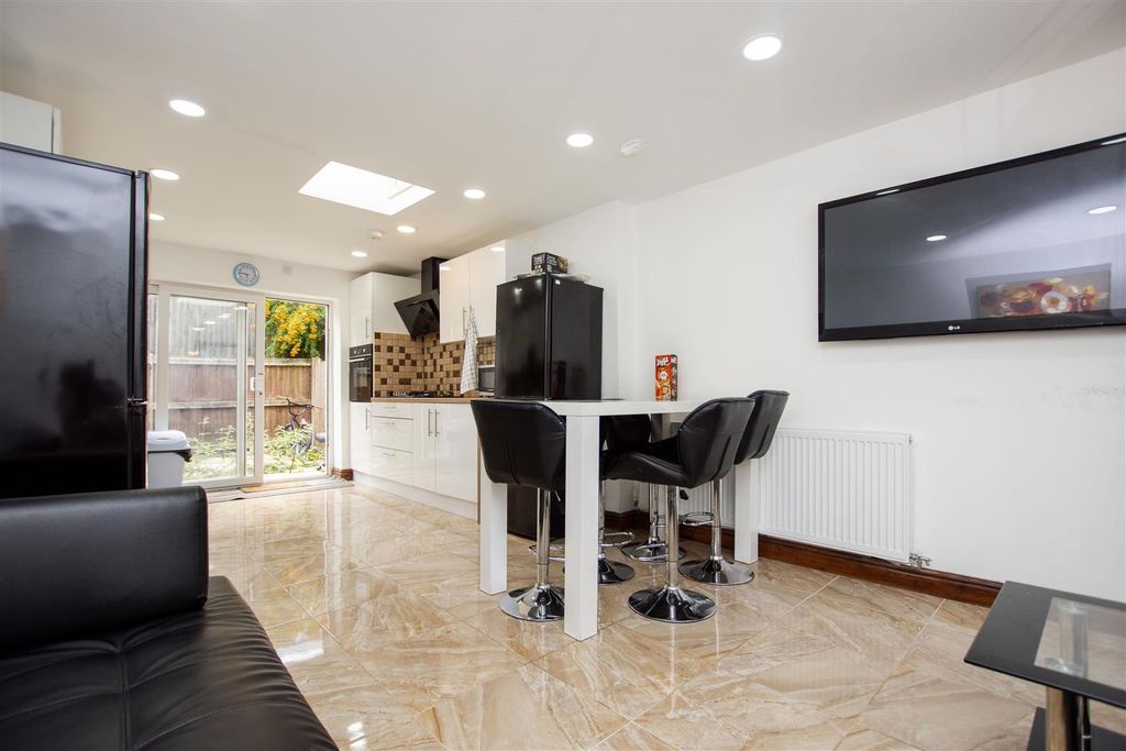 Property photo 3 of 14 Approach