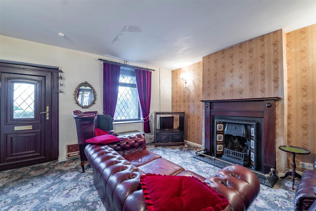 Property photo 3 of 24 Lounge