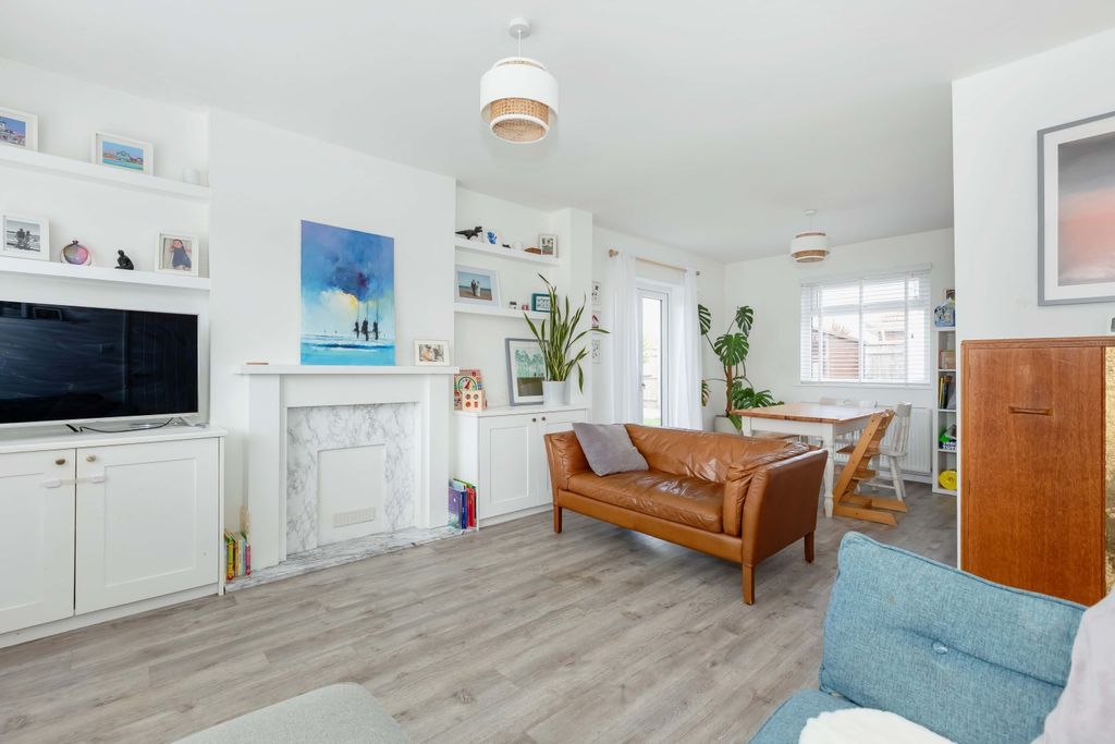 Property photo 2 of 19 Wiston Ave_12