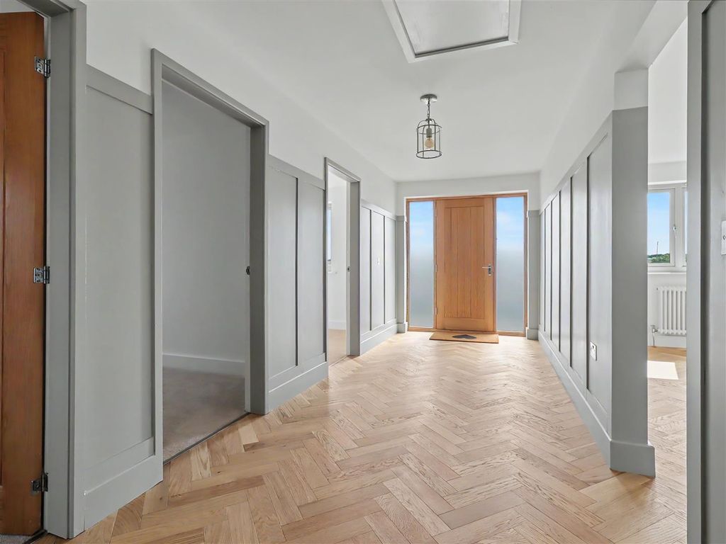 Property photo 3 of 19 Entrance Hall