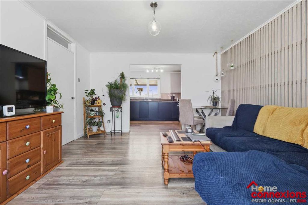 Property photo 3 of 19 Lounge