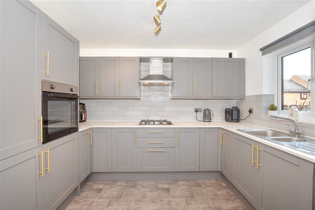 Property photo 3 of 11 Kitchen