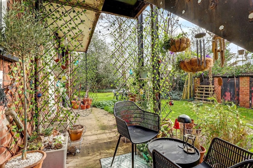 Property photo 3 of 12 06-Dcbcjhpropworld - 8 Fountain Court - 31-Medium.