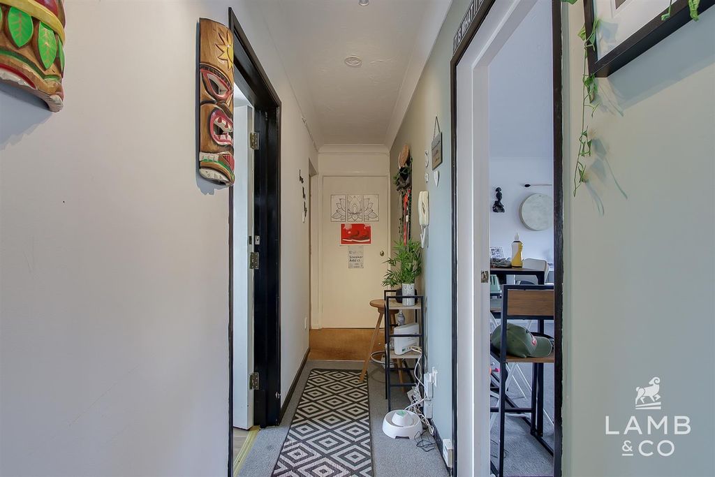 Property photo 2 of 12 Entrance Hall