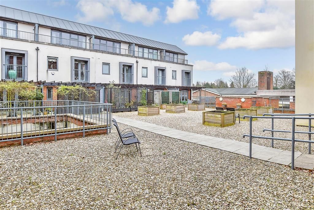 Property photo 3 of 10 Communal Gardens