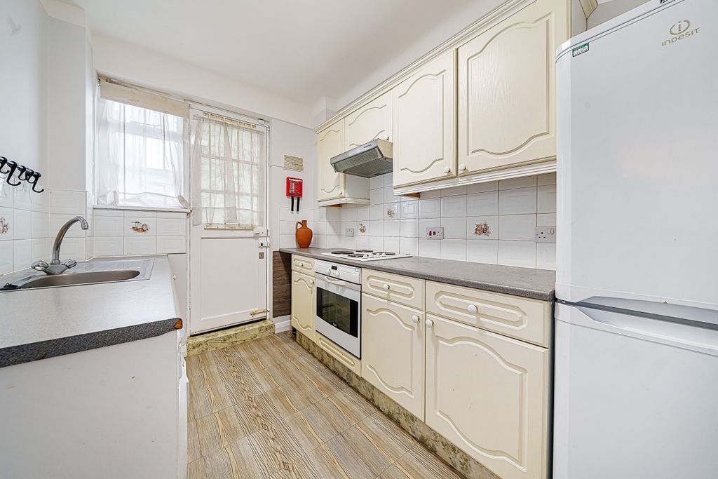 Property photo 3 of 6 Kitchen