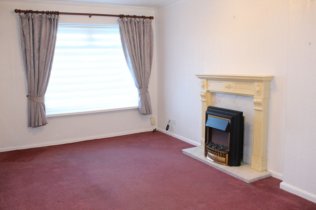 Property photo 3 of 8 Lounge