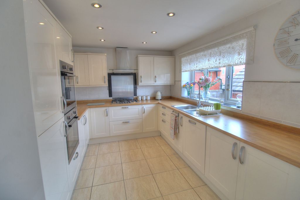 Property photo 3 of 24 Kitchen Diner