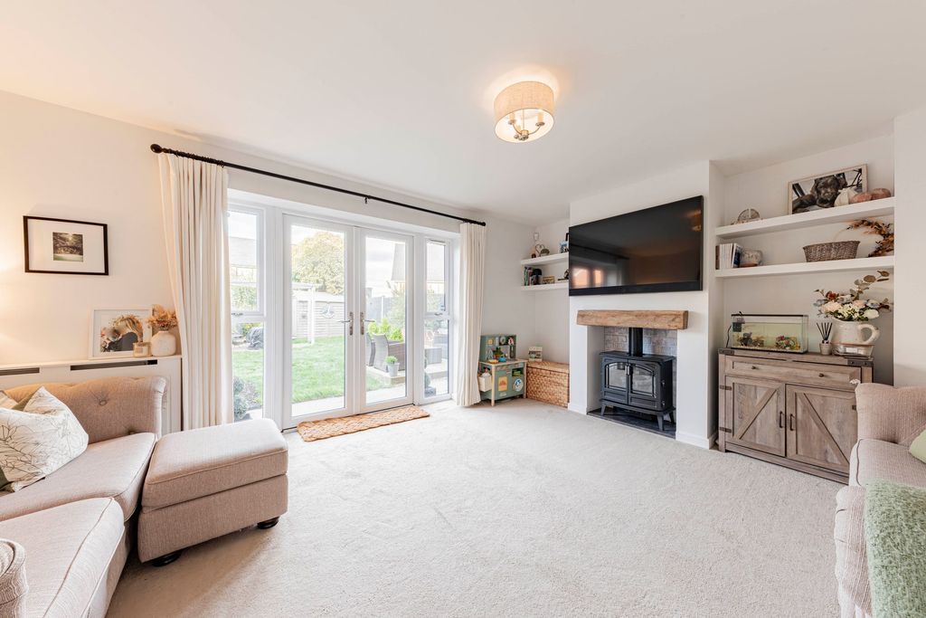 Property photo 2 of 24 Living Room (1)