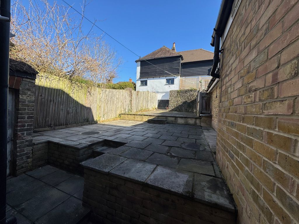 Property photo 3 of 9 36 London Rd Photo 3