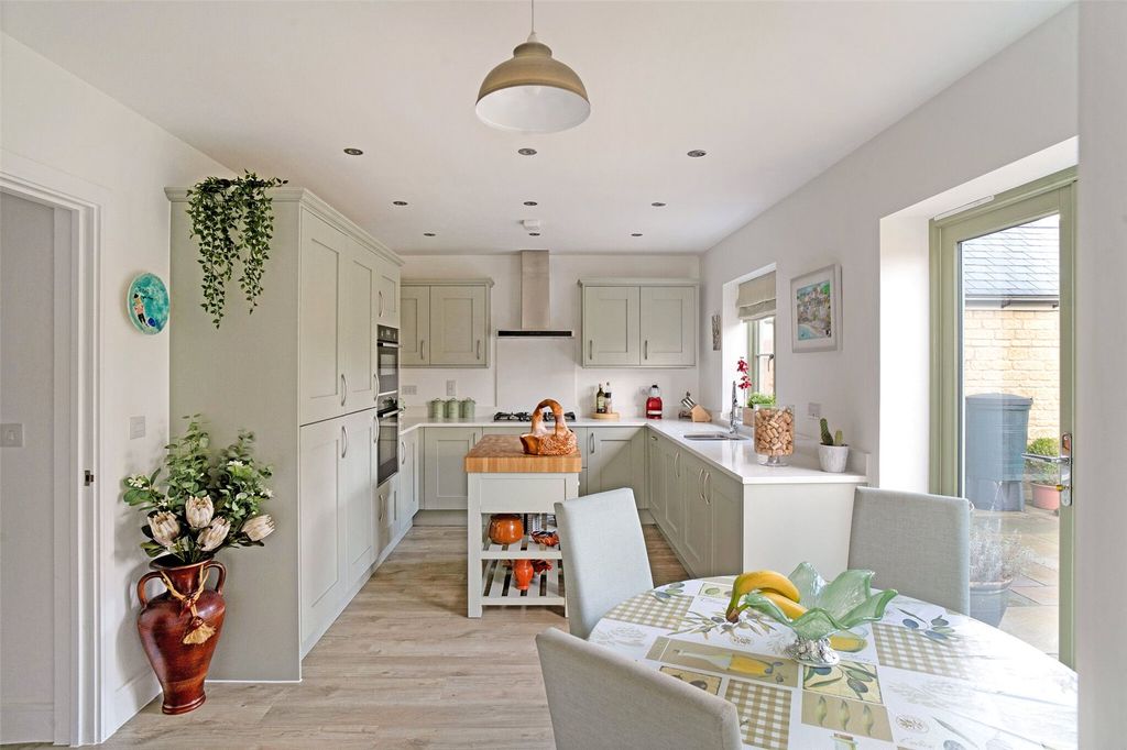 Property photo 2 of 13 Kitchen/Dining Room