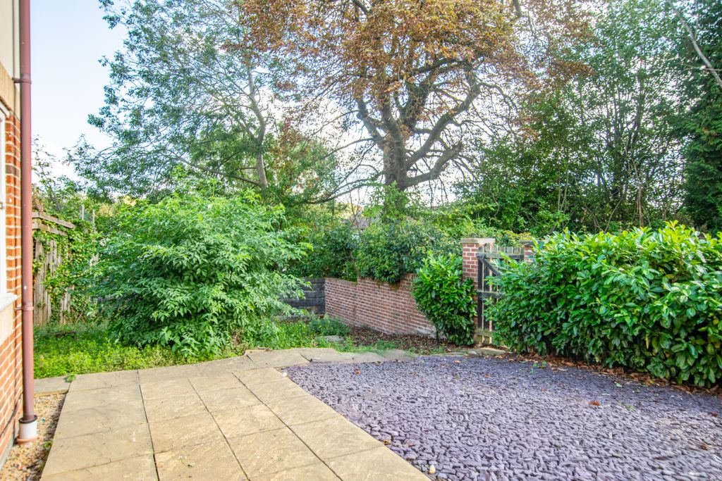 Property photo 2 of 23 Outside8