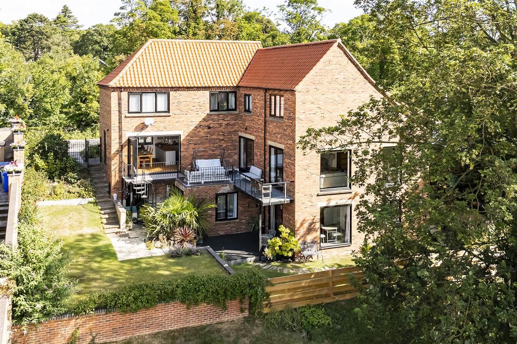 Property photo 1 of 29 006 - 27 Redcliffe Road.Jpg