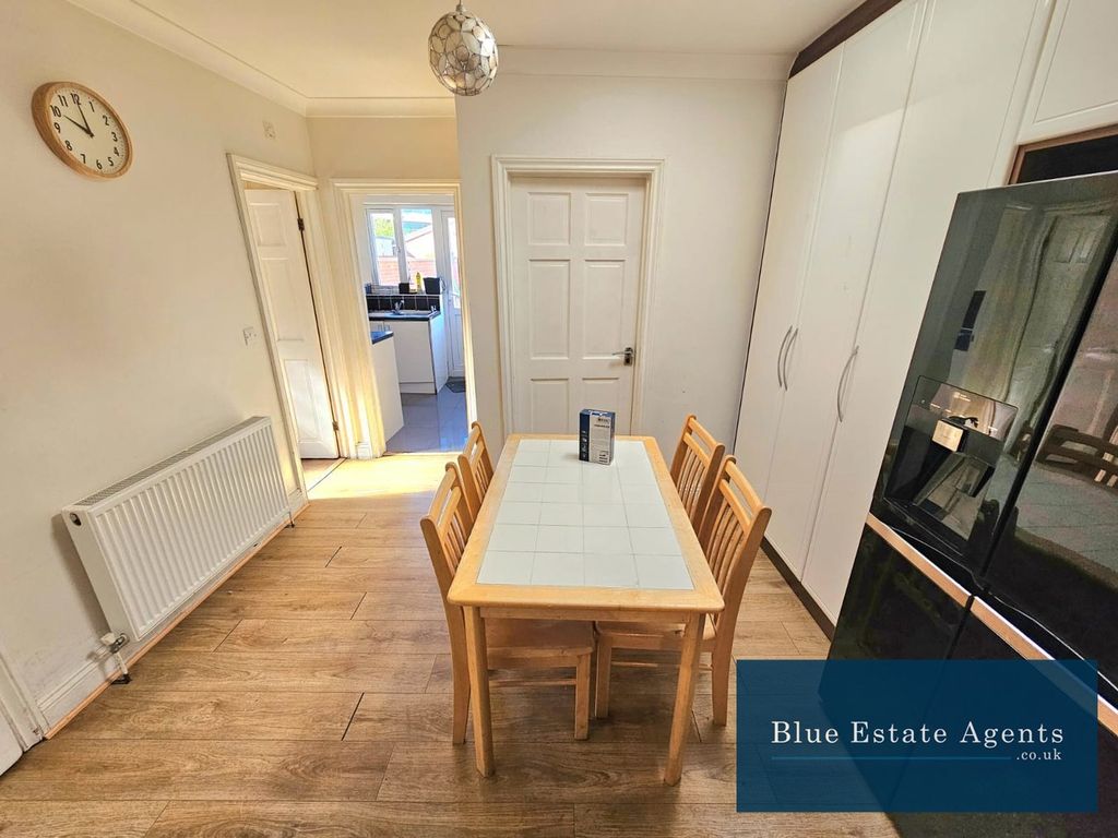 Property photo 3 of 8 Dining Area