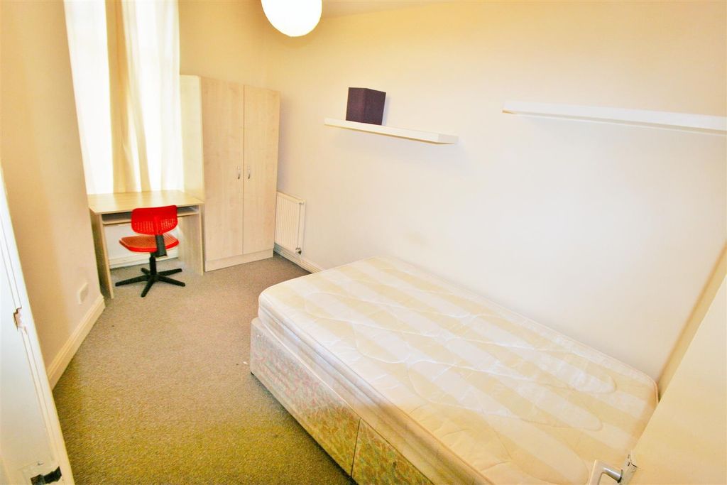 Property photo 2 of 6 A Bright And Tidy Single Bedroom Featuring A Comfo...