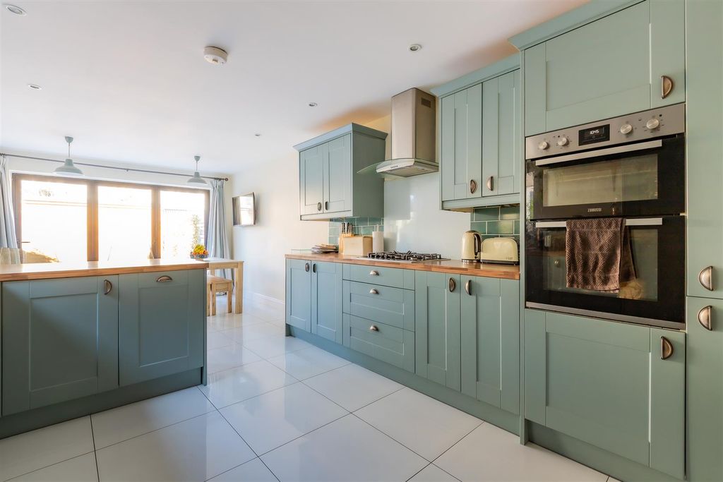 Property photo 2 of 26 Kingsland Road 13-24.Jpg