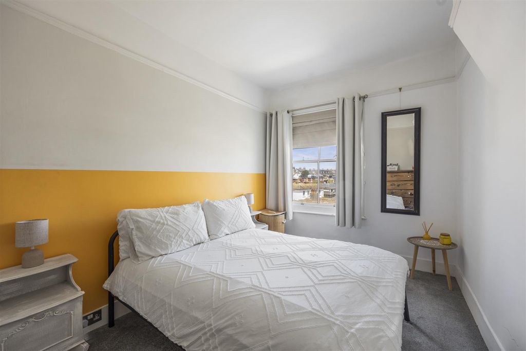 Property photo 3 of 18 St Catherines Terrace, 13 Flat 4-003.Jpg