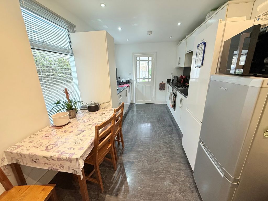 Property photo 3 of 9 Kitchen