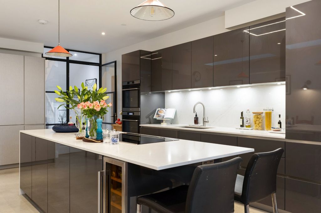 Property photo 3 of 17 Kitchen