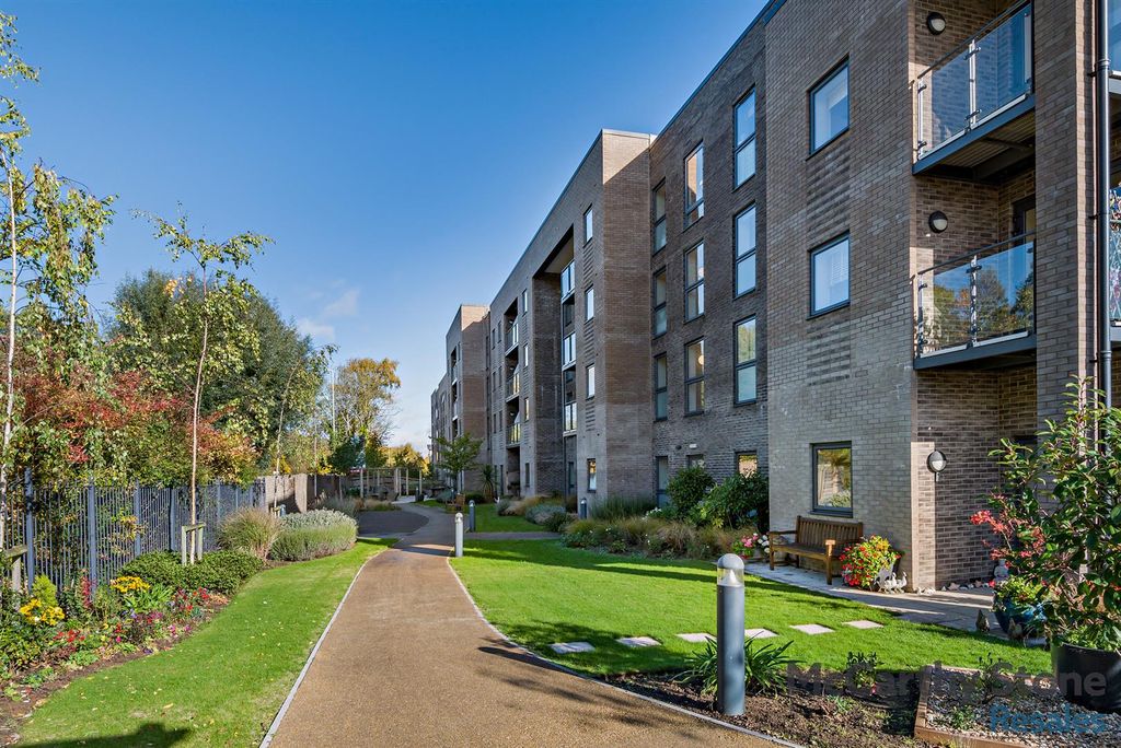 Property photo 2 of 19 Communal Gardens