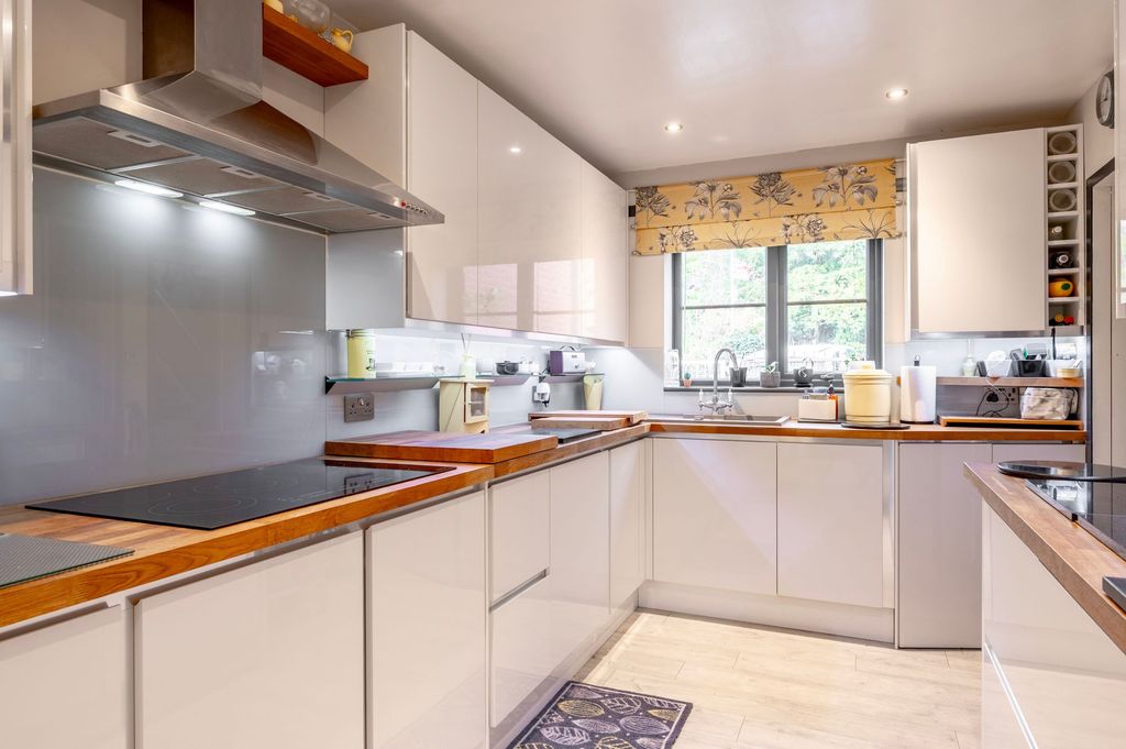 Property photo 3 of 25