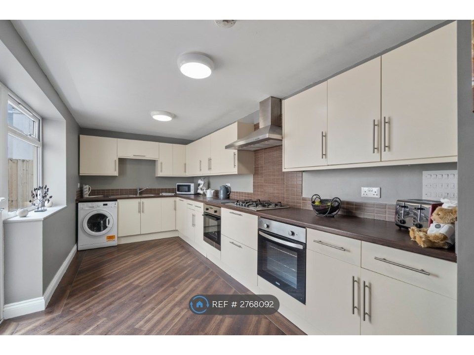 Property photo 3 of 25 Kitchen